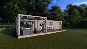 Module en bois moderne "Le Lounge" de 82 m² avec terrasse couverte et bardage gris clair, installé dans un environnement verdoyant, est une de nos solutions.