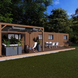Module en bois moderne "Le Lounge" de 82 m² avec terrasse couverte, bardage bois vertical et mobilier d'extérieur contemporain dans un environnement boisé.