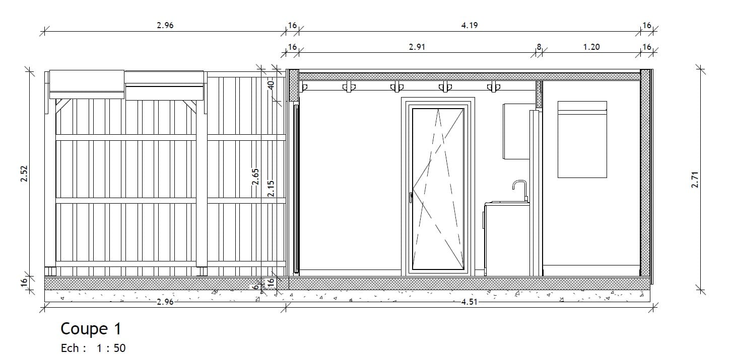 Plan technique en coupe d’un module en bois montrant les dimensions et l’agencement intérieur, incluant une porte vitrée, un espace lavabo et une fenêtre.
