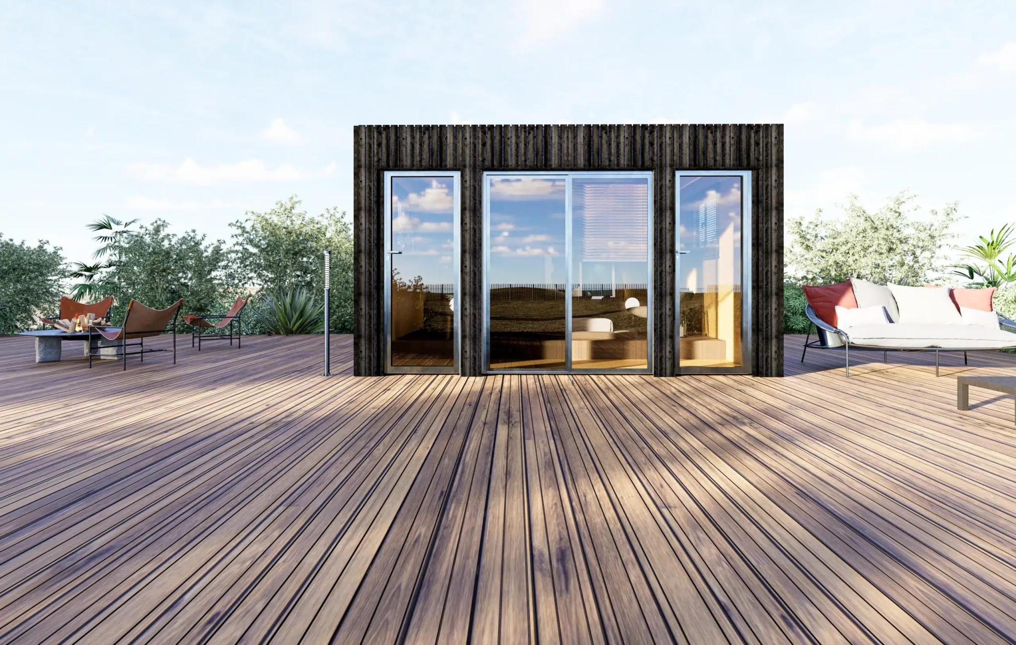 Module en bois moderne avec de grandes baies vitrées, installé sur une terrasse en bois spacieuse entourée de végétation.