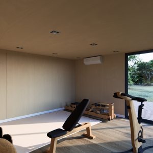 Salle de sport lumineuse et moderne aménagée dans un module en bois, équipée de matériel d'entraînement ergonomique et ouverte sur un jardin grâce à une grande baie vitrée.